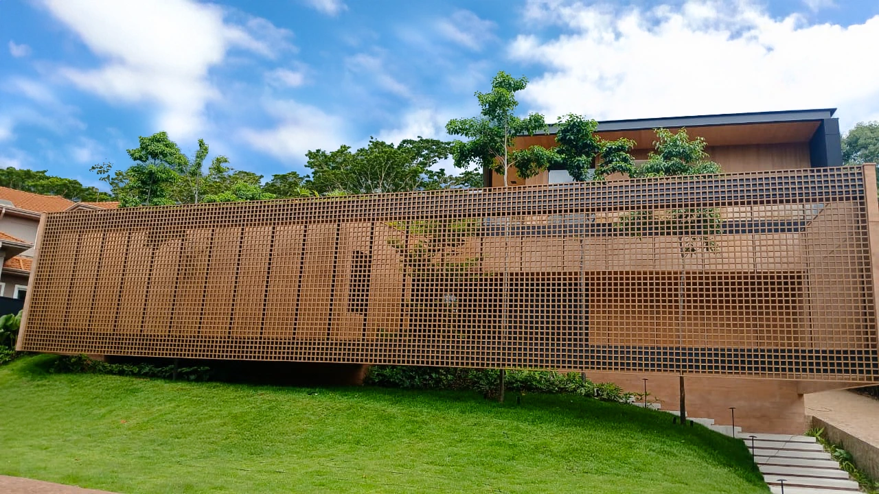 Lattice screen panel in Lesco ecological wood filtering natural light.