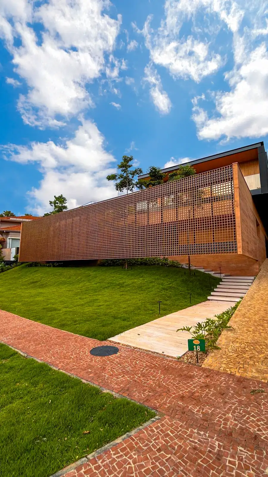 Full façade enclosure in lattice screen